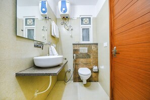 Shower, rainfall showerhead, free toiletries, towels - Fabhotel Sparkling (New Delhi)