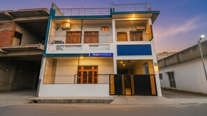 A two-story building with a sign for 'fabHOTELS'. - FabHotel Rameshwaram Guest House - 500m From Ram Mandir (Faizabad)