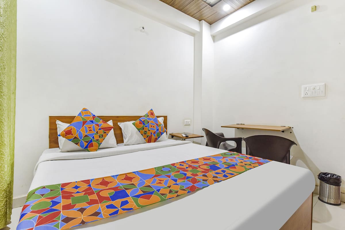 Deluxe Room, Smoking | Egyptian cotton sheets, premium bedding, in-room safe, free WiFi
