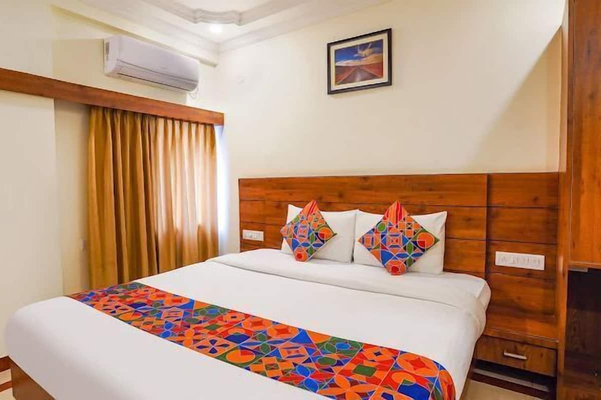 ملاءات من القطن المصري وأغطية فراش متميزة وخزنة داخل الغرفة