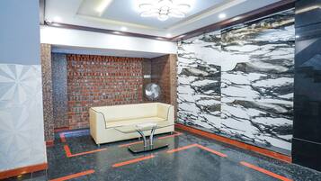 Coin salon dans le hall