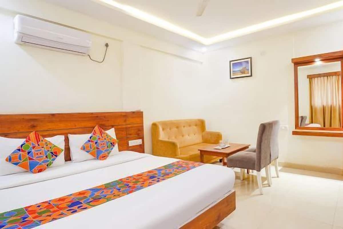 ملاءات من القطن المصري وأغطية فراش متميزة وخزنة داخل الغرفة