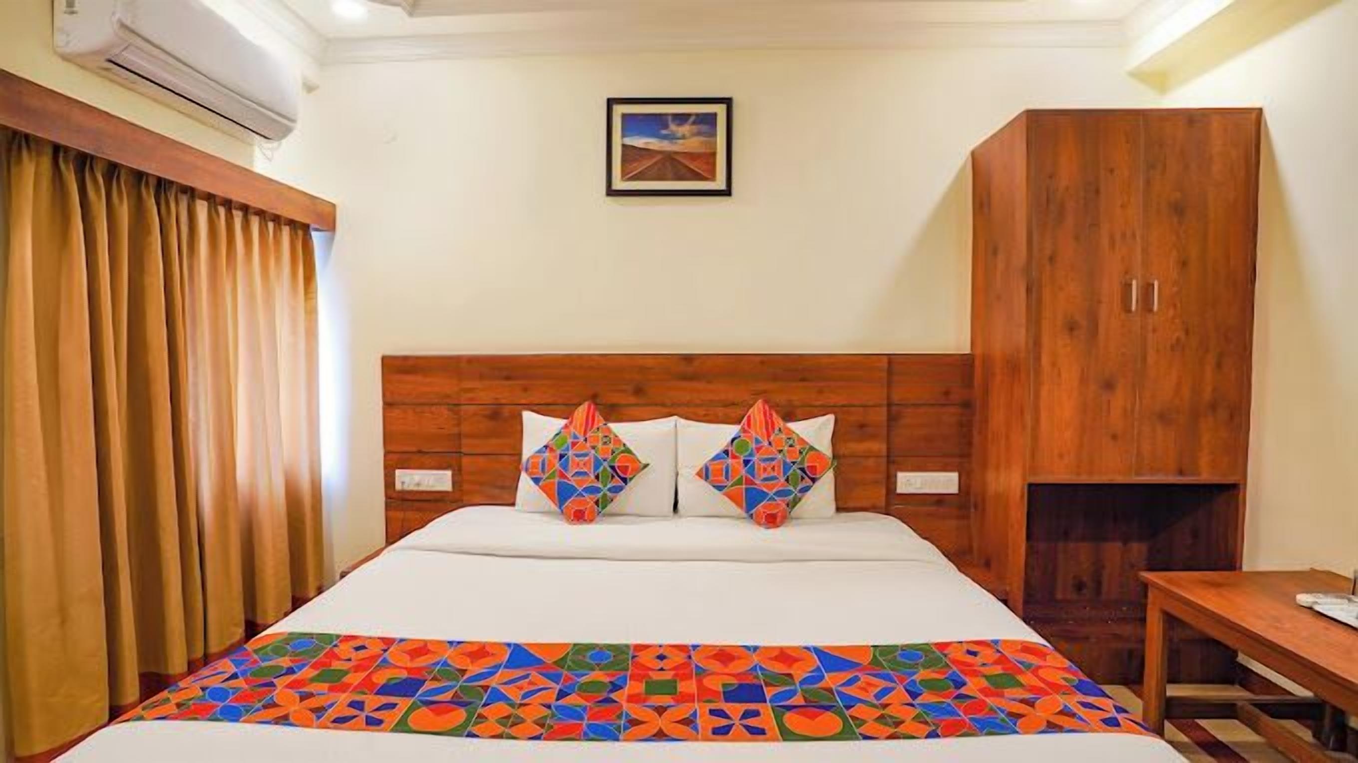 غرفة عادية | ملاءات من القطن المصري وأغطية فراش متميزة وخزنة داخل الغرفة