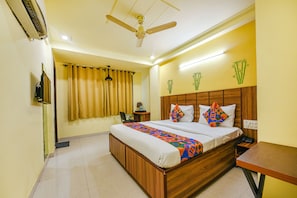 Egyptian cotton sheets, premium bedding, in-room safe, soundproofing - Fabhotel Ishtara Auberge (New Delhi)