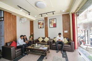 Lobby sitting area - Fabhotel Ishtara Auberge (New Delhi)