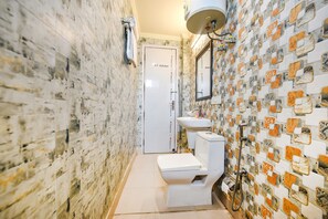 Quarto standard | Banheiro | Chuveiro, chuveiro com efeito de chuva, produtos de toalete grátis 