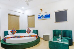 Kamar Deluks | Seprai katun Mesir, seprai premium, brankas, dan Wi-Fi gratis