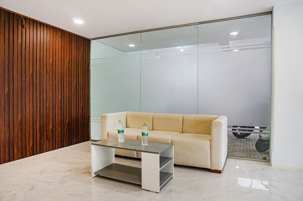 Lobby sitting area - The Leela Inn (Pune)