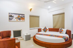 Egyptian cotton sheets, premium bedding, in-room safe, free WiFi - The Leela Inn (Pune)