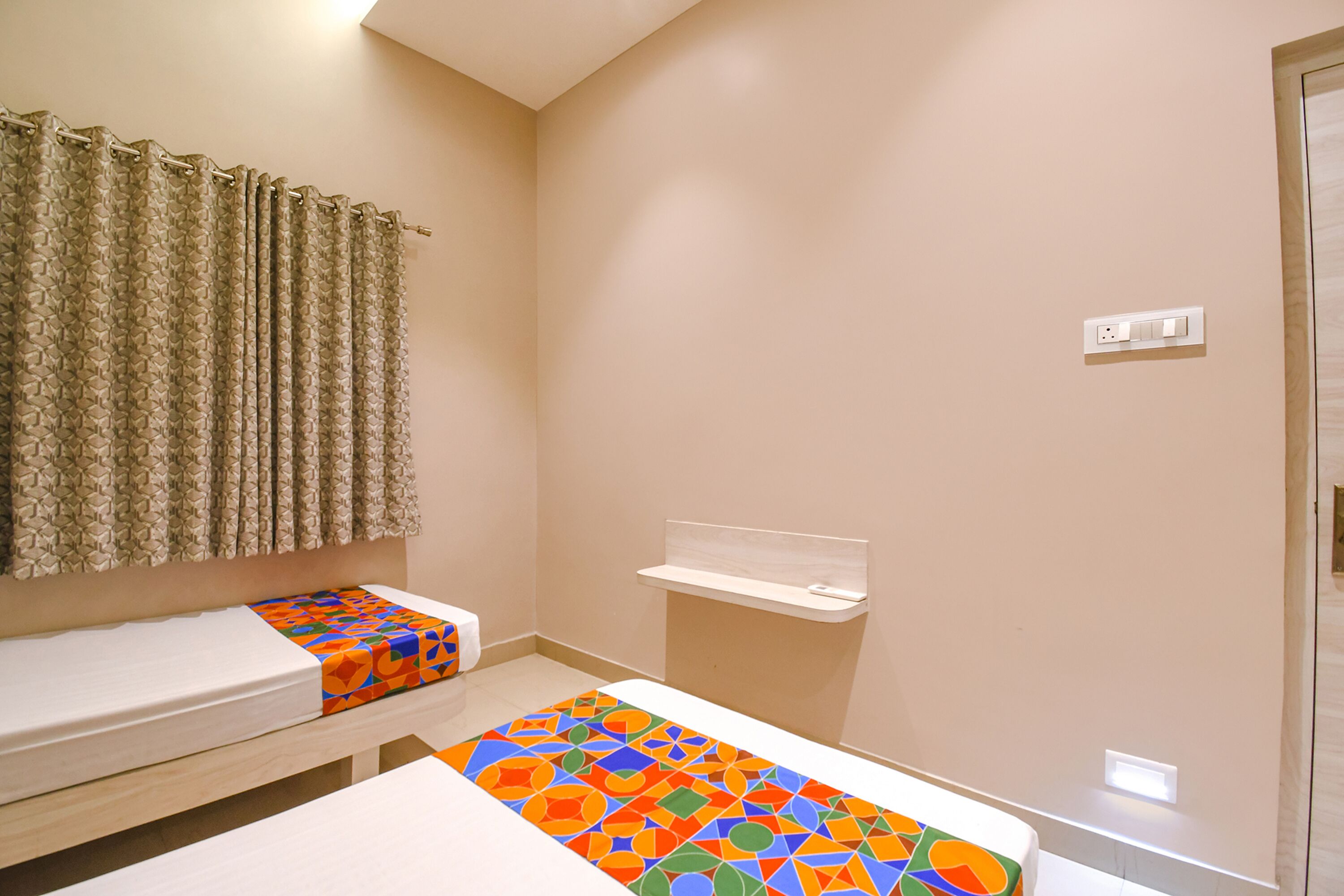 Un baño con cortina de ducha, inodoro, lavamanos y una alfombra colorida.