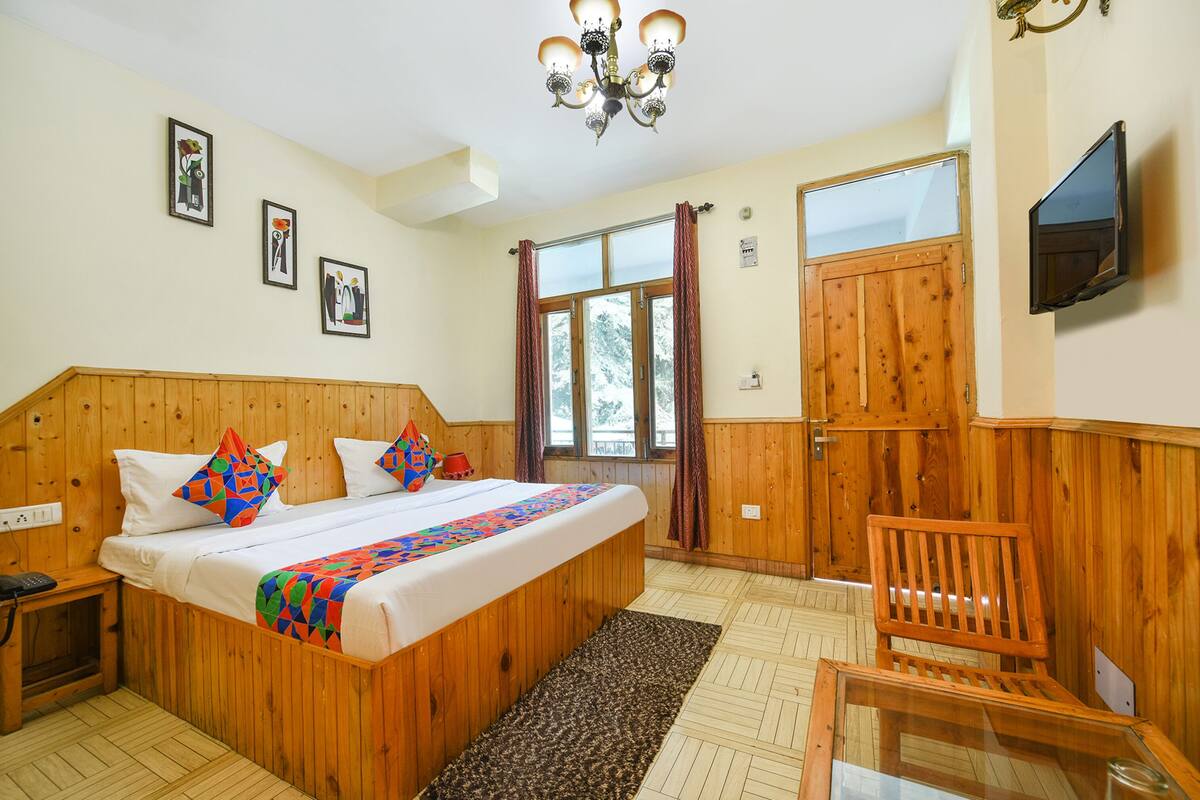 Deluxe Room | Egyptian cotton sheets, premium bedding, in-room safe, WiFi (free)