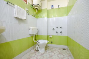 Deluxe Room | Bathroom | Shower, rainfall showerhead, free toiletries, towels - Fabhotel Hadimba Heights (Manali)