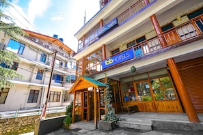 Property entrance - Fabhotel Hadimba Heights (Manali)