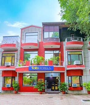 Exterior - Fabhotel Traika Inn (Gurugram)