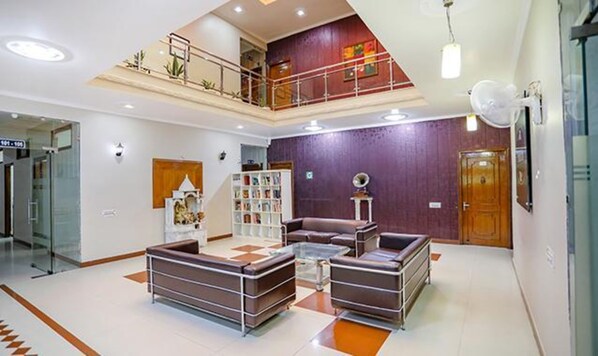 Lobby sitting area - Fabhotel Traika Inn (Gurugram)