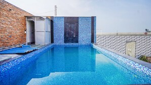 حمام سباحة