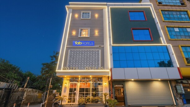 Een hotel met een moderne gevel, een opvallend 'fabHOTELS' bord en een grote glazen ingang.