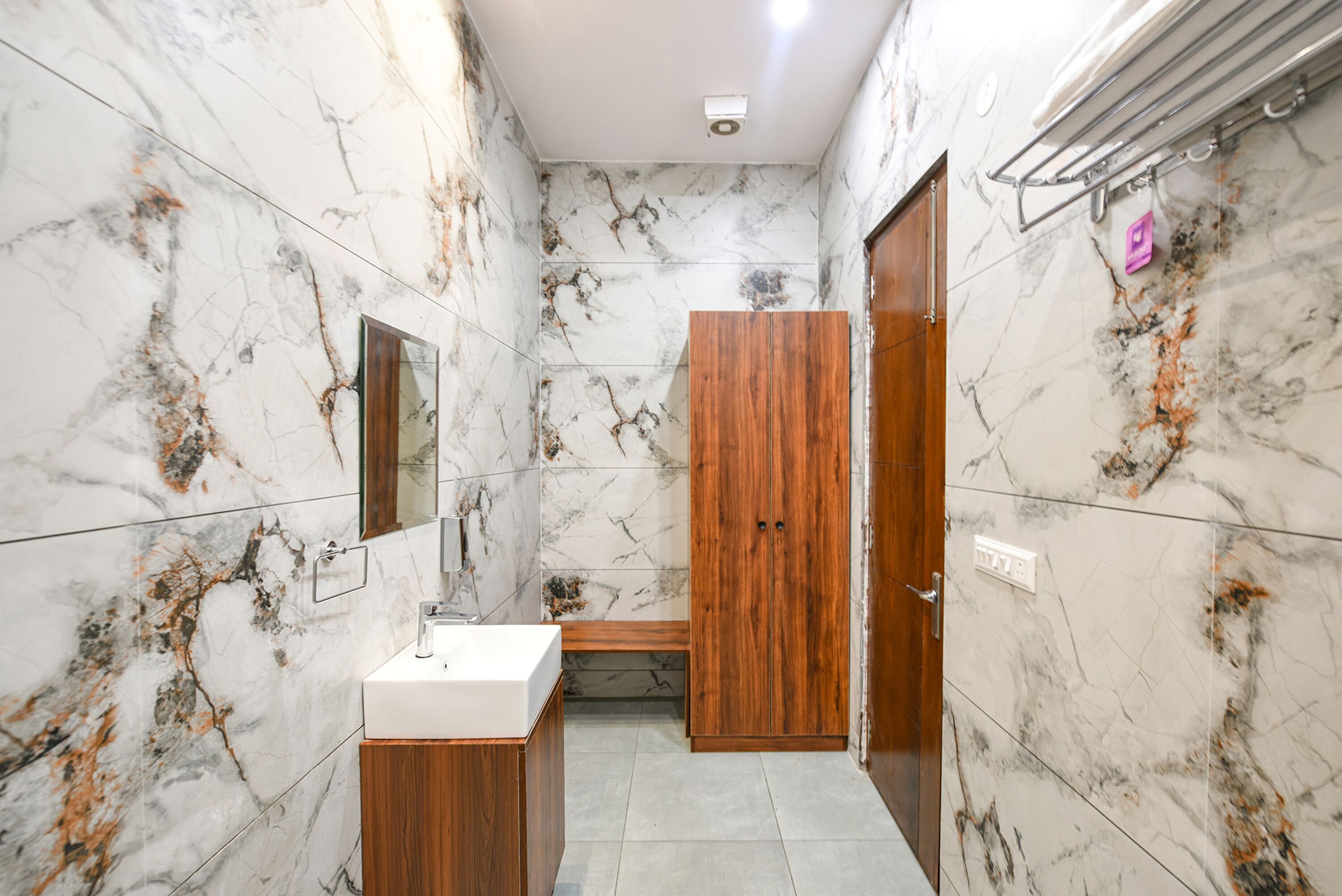 Shower, rainfall showerhead, free toiletries, towels