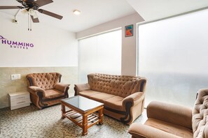 Lobby sitting area - Fabhotel Humming Suites (Bengaluru)