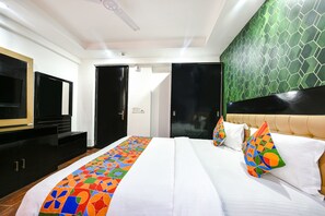 Egyptian cotton sheets, premium bedding, in-room safe, soundproofing - Fabhotel Cordial Home (New Delhi)