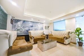 Lobby sitting area - Fabhotel Cordial Home (New Delhi)