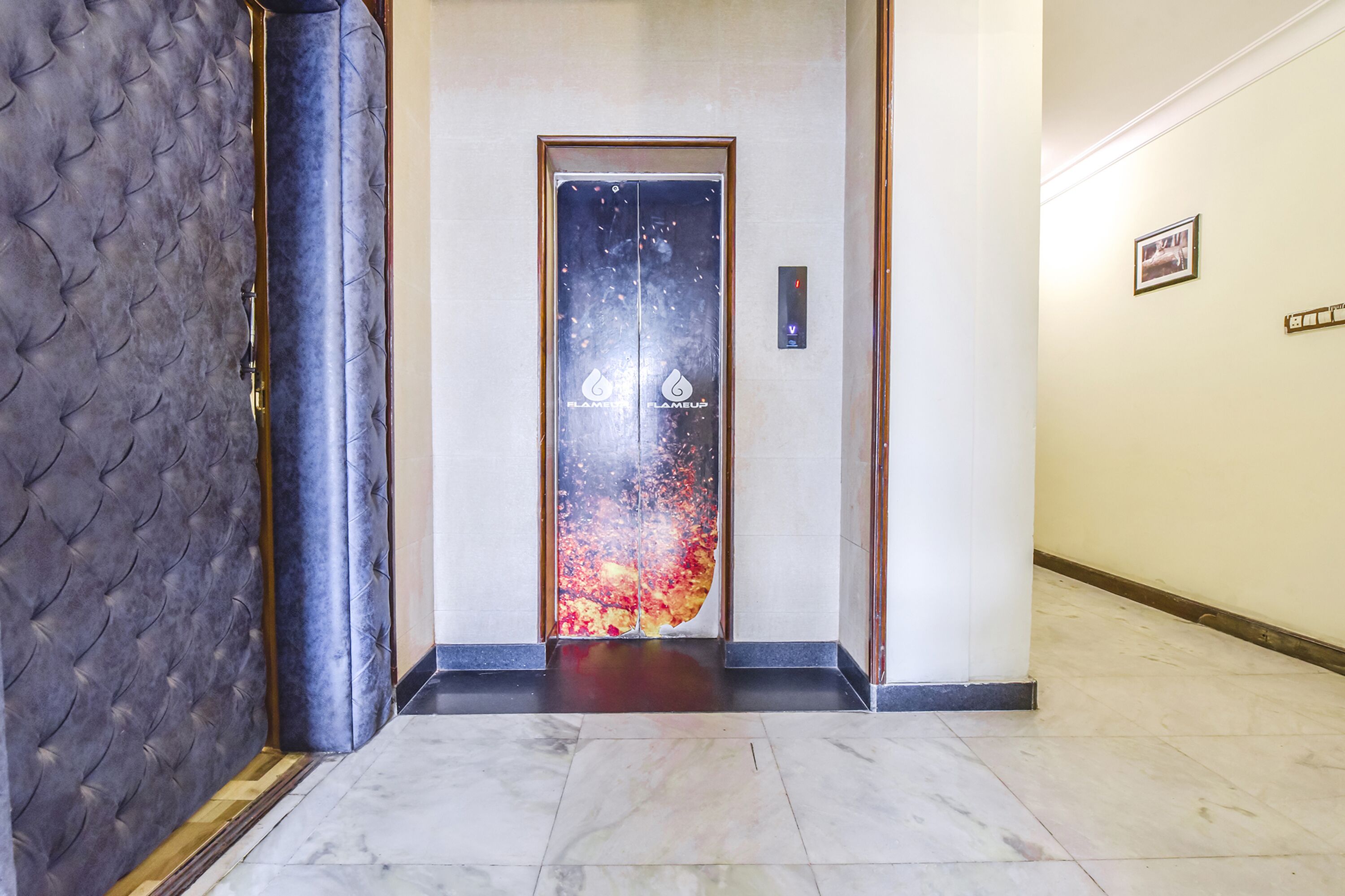 Un pasillo con suelo de mármol que conduce a una puerta con panel de vidrio.