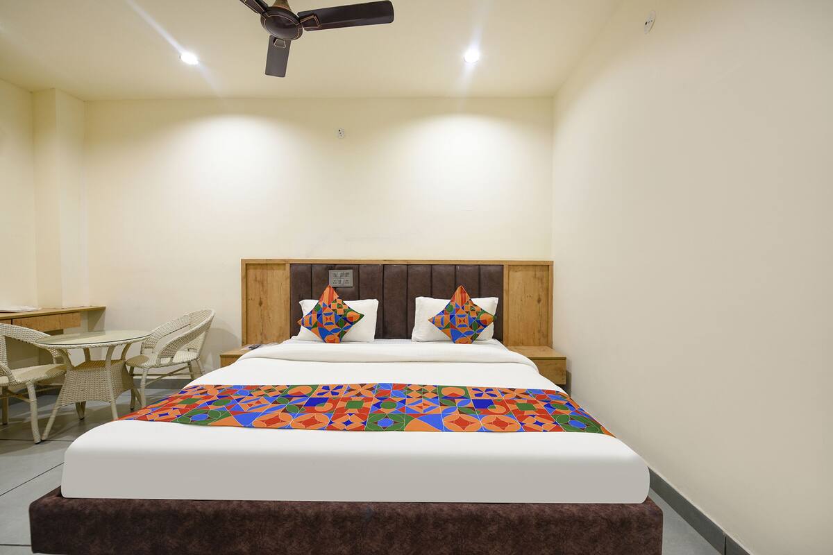 Ein Hotelzimmer mit Bett, Schreibtisch und Stuhl.