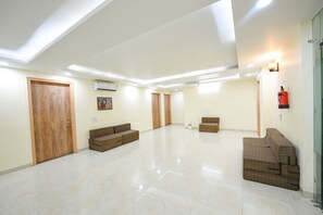 Lobby sitting area - Fabhotel Prime Immense Residency (Faridabad)
