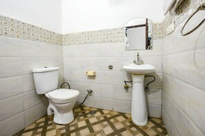 ห้องดีลักซ์ | ห้องน้ำ | ฝักบัว, เรนชาวเวอร์, ของใช้ในห้องน้ำฟรี, ผ้าเช็ดตัว