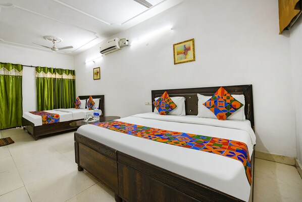 Egyptian cotton sheets, premium bedding, in-room safe, free WiFi - Fabexpress Diamond Sector 45 (Chandigarh)