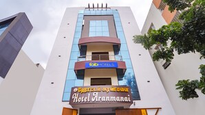 Un hotel de diseño moderno, con un letrero destacado que dice 'Fab Hotels' y 'Hotel Aranmanai'.