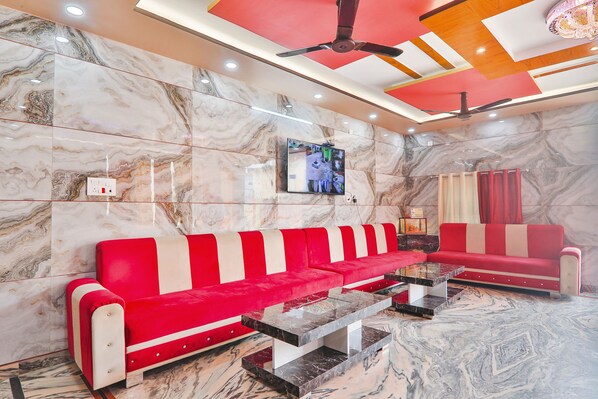 Lobby sitting area - Fabhotel Shree Venkatesh Nileyam (Faizabad)