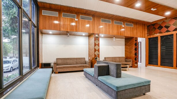 Un'area di accoglienza con una grande finestra, una reception e zone relax.