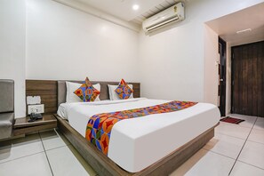 Deluxe Room | Egyptian cotton sheets, premium bedding, in-room safe, free WiFi - Fabhotel Panchsheel (Vadodara)