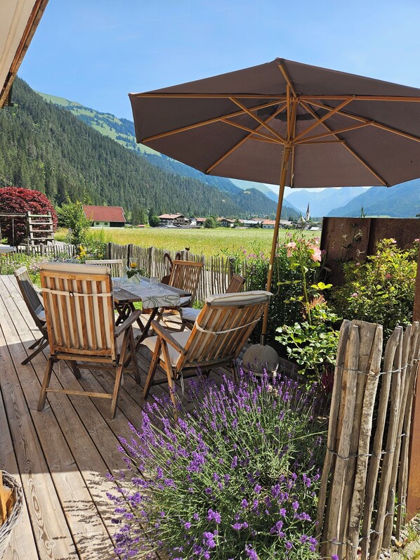 Outdoor dining - Neu! Ferienwohnung Alpenblume für 2 Personen mit Terrasse und überdachtem Balkon (Bach/Stockach)