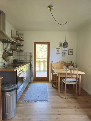 Oven, stovetop, dishwasher, coffee/tea maker - Neu! Ferienwohnung Alpenblume für 2 Personen mit Terrasse und überdachtem Balkon (Bach/Stockach)