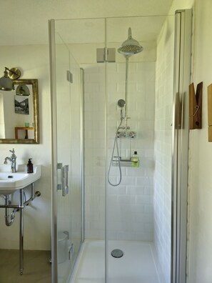 Een douche, handdoeken