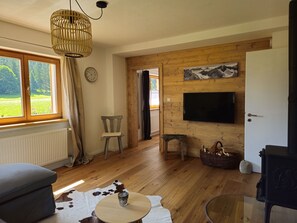 TV, stereo - Neu! Ferienwohnung Alpenblume für 2 Personen mit Terrasse und überdachtem Balkon (Bach/Stockach)