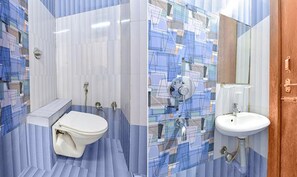 Shower, rainfall showerhead, free toiletries, towels - Fabhotel Raghumani Palace (Ujjain)