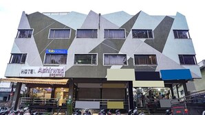 Un hotel con una fachada moderna y geométrica, con múltiples ventanas y el letrero visible de 'fab hotels'.