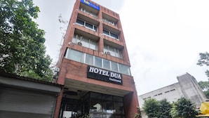 Un edificio de varios pisos con un cartel que dice 'Hotel Dua Continental'.