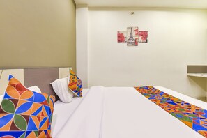 Egyptian cotton sheets, premium bedding, in-room safe, free WiFi - Fabhotel Urban Elite (Indore)