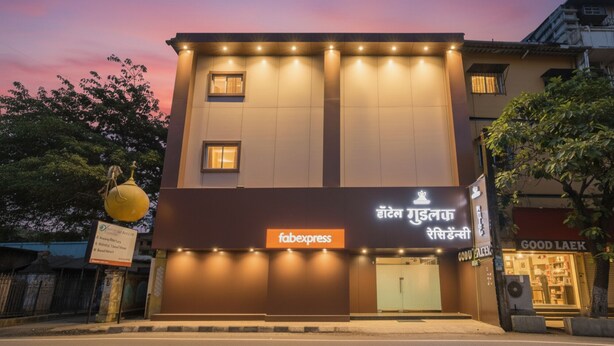 Un bâtiment avec une enseigne indiquant « Fabexpress » et une autre enseigne dans une langue différente.