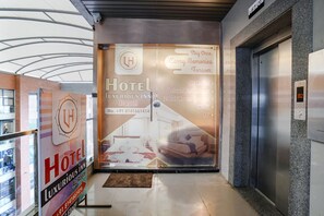 Lobby - Fabhotel Luxurious Inn (Surat)