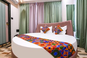 Egyptian cotton sheets, premium bedding, in-room safe, free WiFi - Fabhotel Luxurious Inn (Surat)