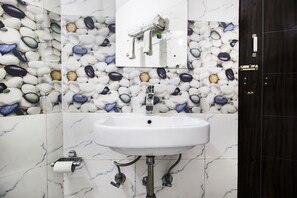 Deluxe Room | Bathroom - Fabhotel Luxurious Inn (Surat)
