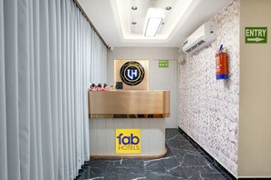 Reception - Fabhotel Luxurious Inn (Surat)