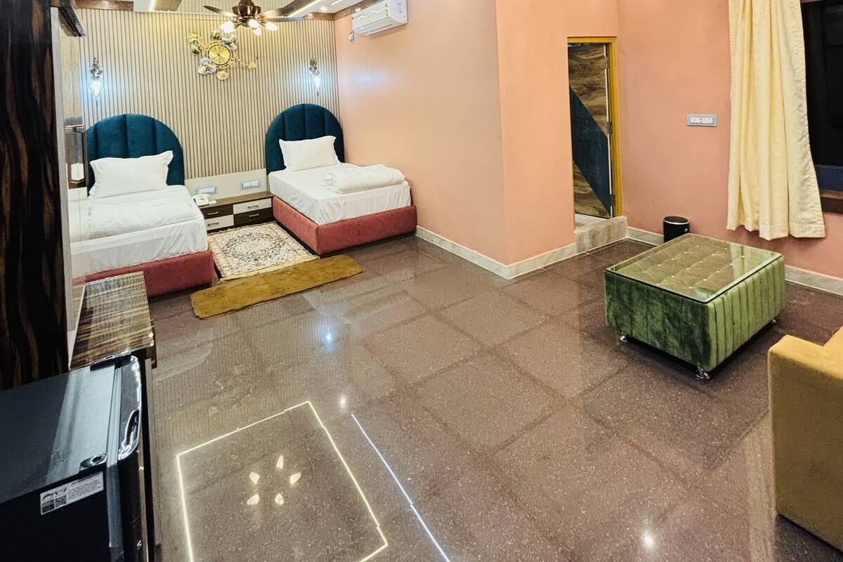 Une chambre à coucher moderne, dotée d’un ventilateur de plafond, d’un lustre et d’un lit avec une tête de lit.