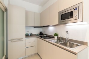 Estudio Confort, balcón | Cocina privada | Frigorífico grande, microondas, placa de cocina y lavavajillas