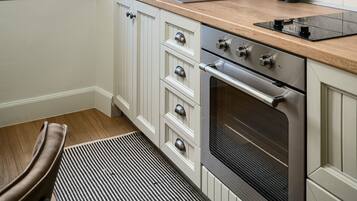 Fridge, oven, stovetop, coffee/tea maker